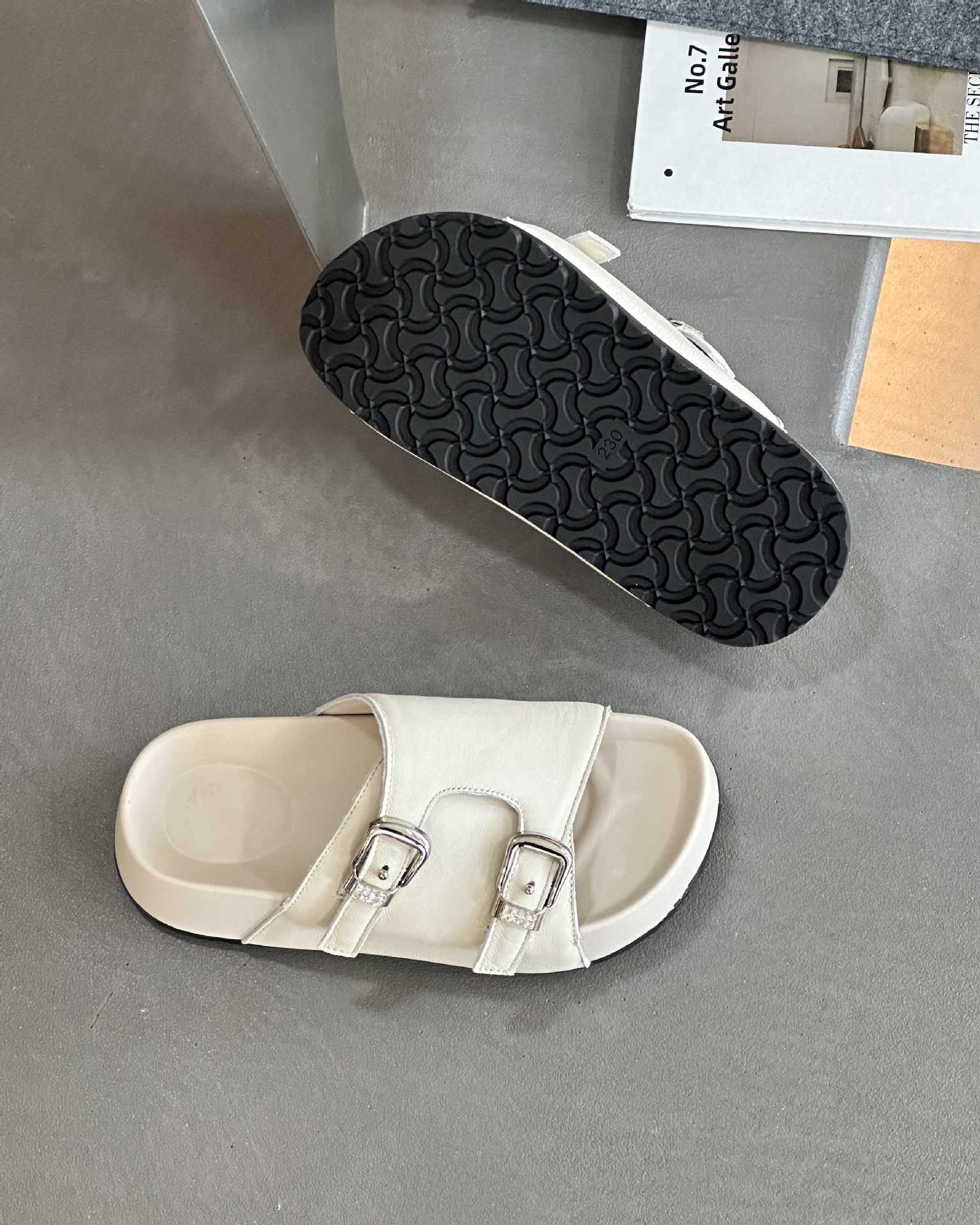 

Thick-soled slippers women s summer wear new fashion buckle one-word cool slippers high-end leather casual slippers 35 бежевый