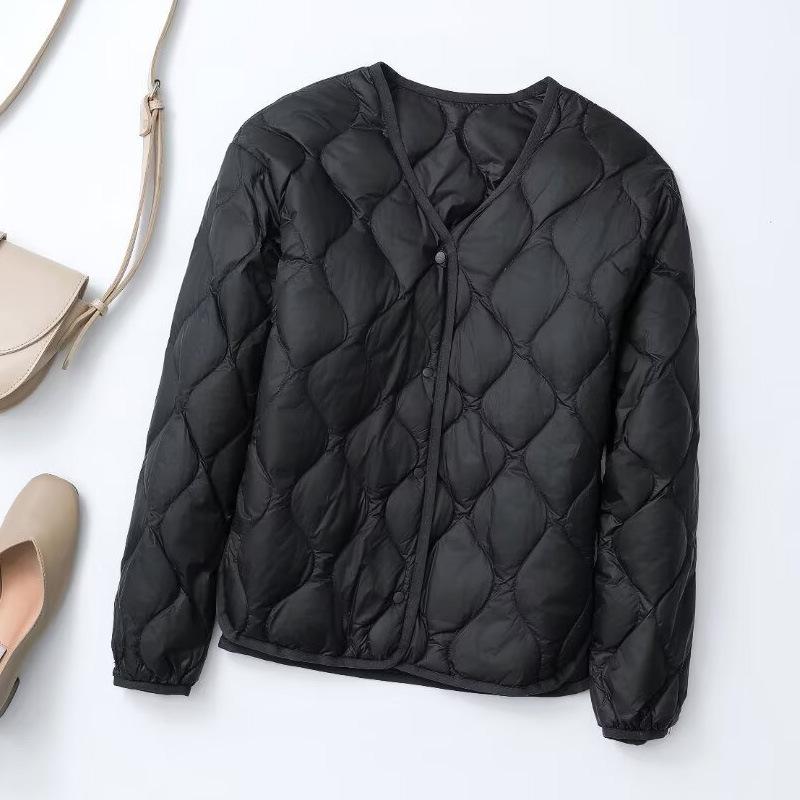 In autumn and winter, loose and light down jackets are worn in women's liners with collarless short thermal jackets and clouds.