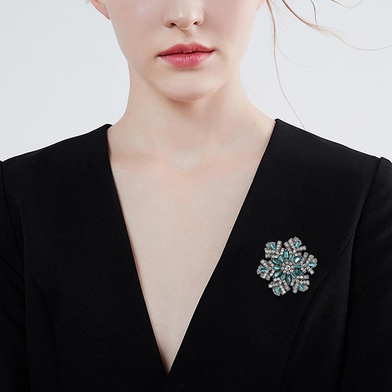 Fashion Luxury Rhinestone Snowflake Brooch Rotatable Snowflake Suit Pins Clothing Accessories Shiny Corsage Christmas Gifts