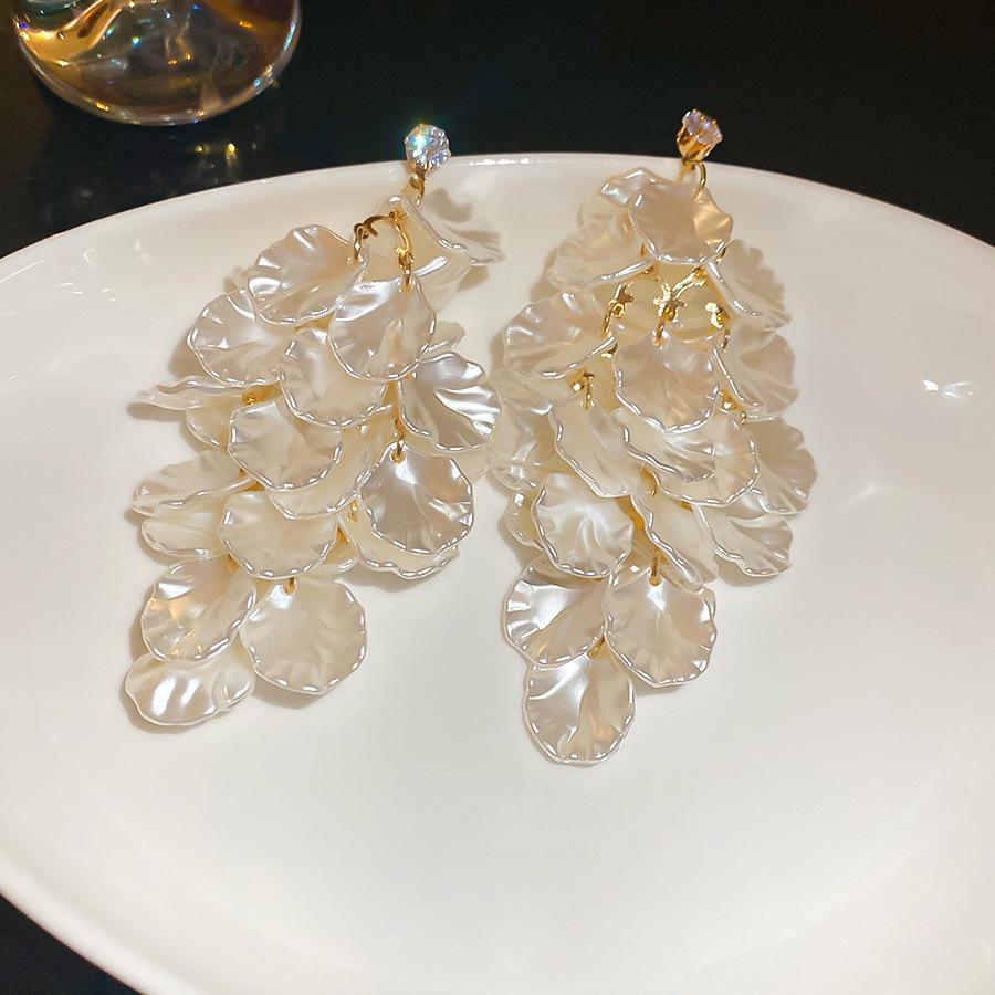 French Round Shell Tassel Stud Earrings: Retro, Exaggerated Style for a Unique Fashion Statement.