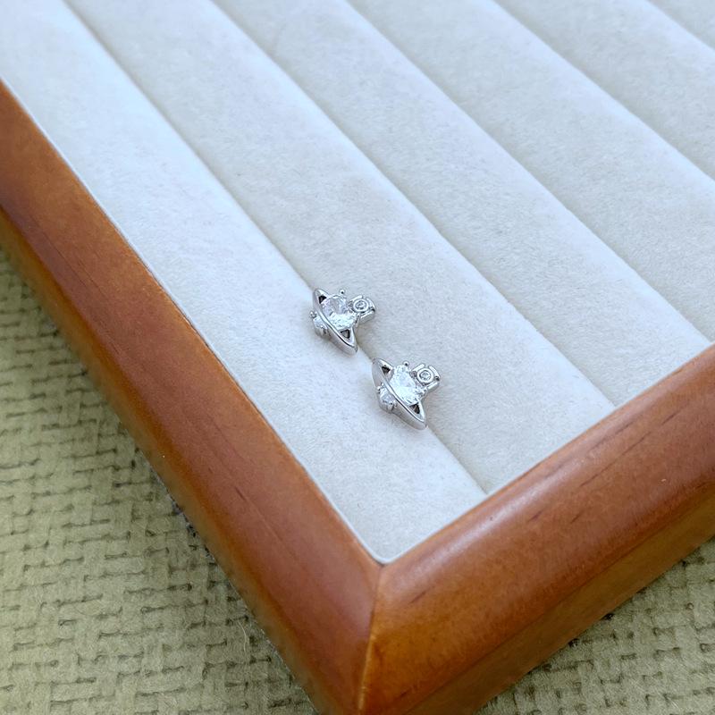 

Минималистичные серьги-пусеты в виде сердца с цирконом и Сатурном белый