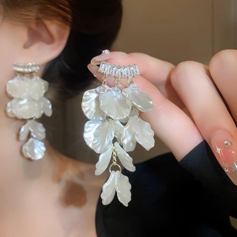 High-end French Super Fairy Pearl Flower Fringed Earrings Women's Light Luxury Temperament Earrings Retro Petal Exaggerated Earrings