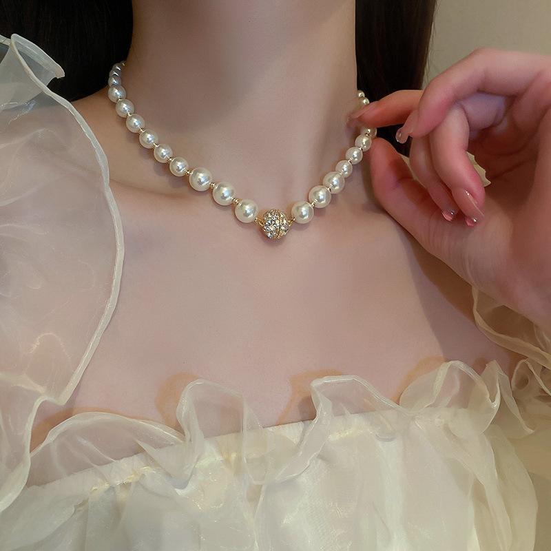 Twist winding multi-layer pearl necklace French retro fashion temperament collarbone chain personalized versatile design sense necklace