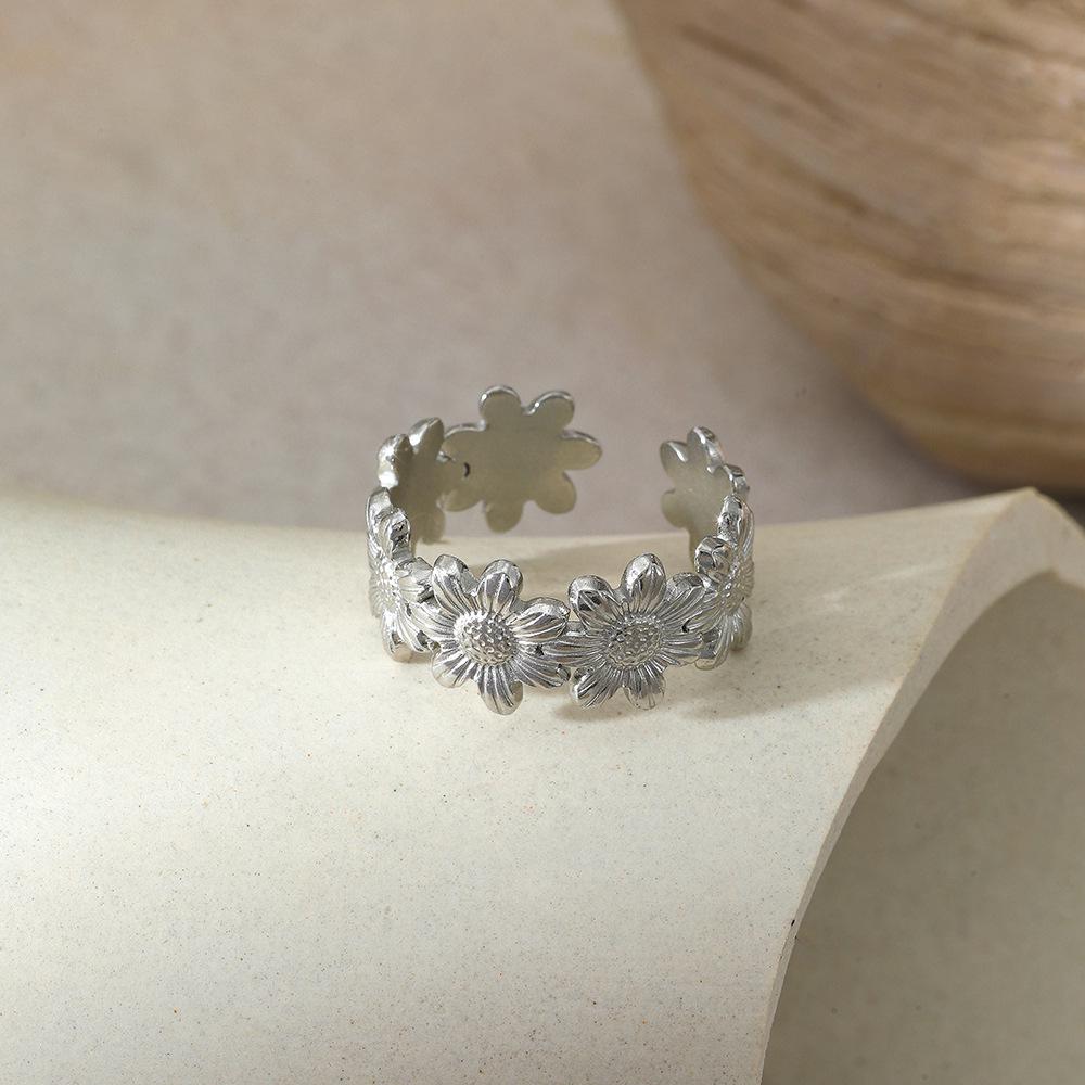 Gold-Plated Stainless Steel Adjustable Flower Ring for Women - Durable, Fade-Resistant, Versatile Titanium Steel Design.