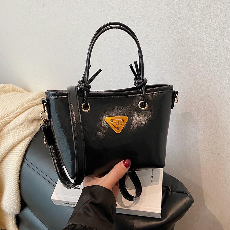 Ins Retro Portable Small Bag Women's 2025 Winter New Small Bucket Bag Versatile Shoulder Messenger Bag Commuter Women's Bag