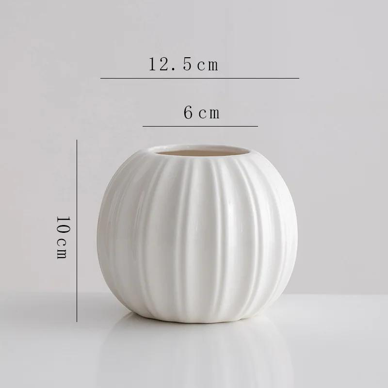 Weiße minimalistische Keramik-Dekorationsvase mit frischen Blumen Wohnzimmer Eingang Schreibtisch Blumenarrangement Dekoration Vasen