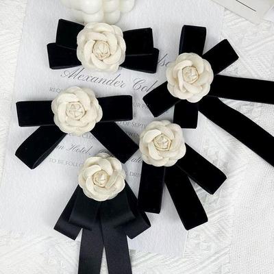 Brože s květy kamélie Černé mašle Límcové piny Pro ženy Corsage Košile Šátek Spona Odznaky Doplňky