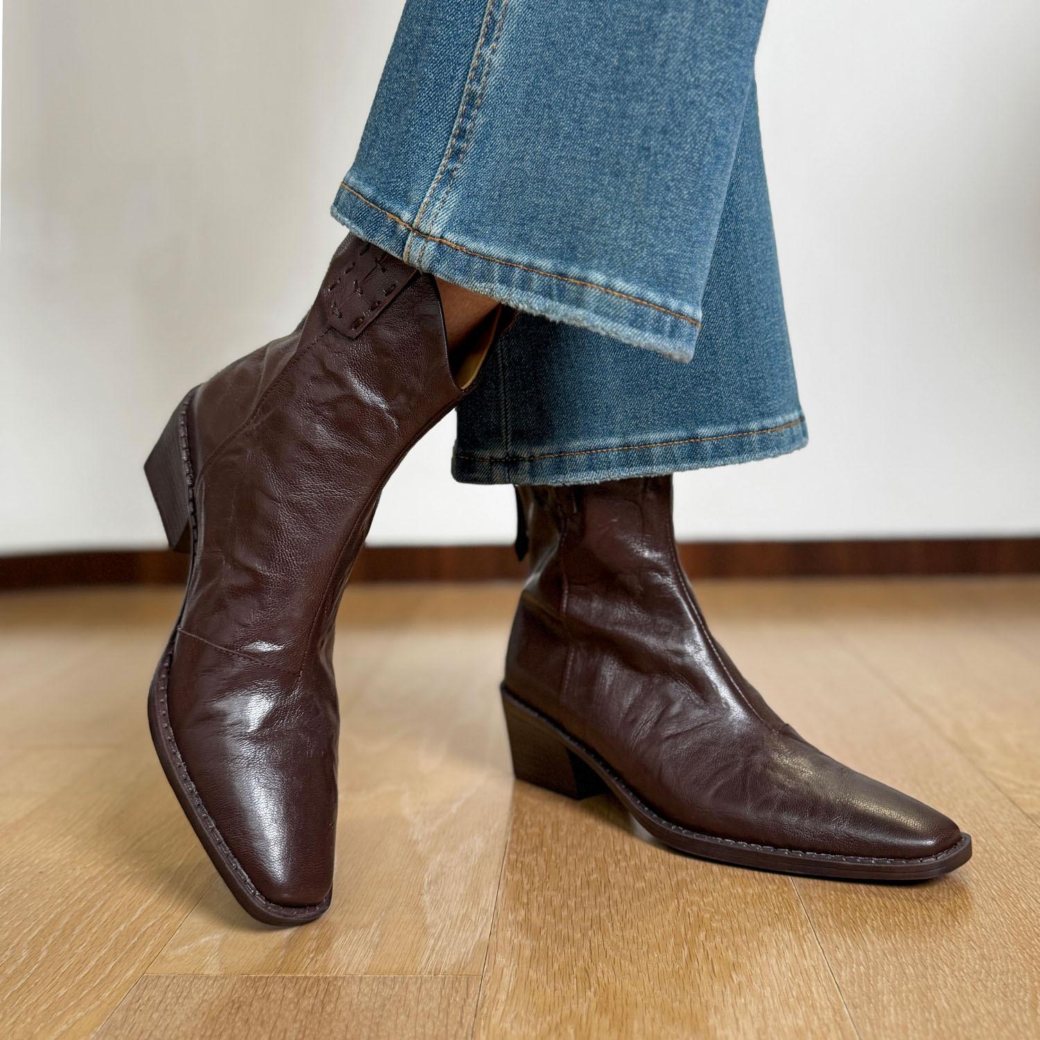 

Маленькие короткие ботинки женские 2025 новые ботинки Мартин с V-образным вырезом кожаные ботильоны с острым носком коричневые на толстом каблуке ковбойские ботинки вестерн женские 40