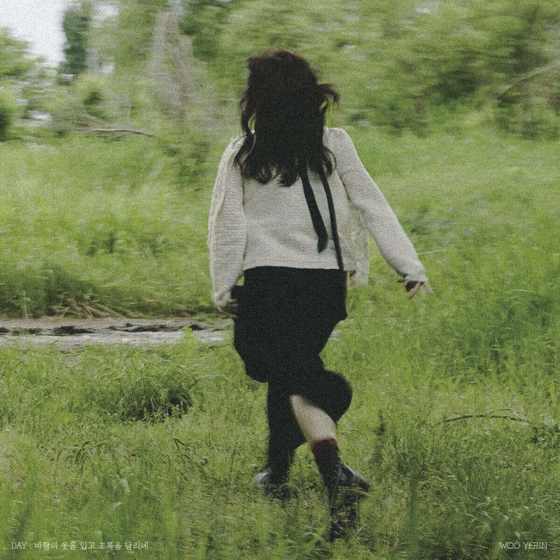 

Woo Ye-rin - Day: Running through the green while wearing the clothes of the wind
