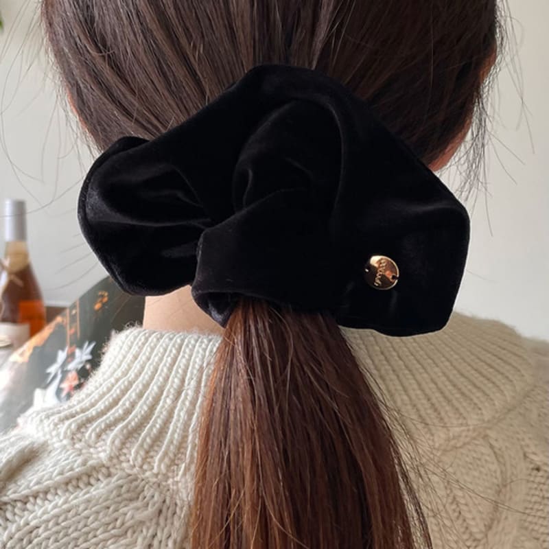 Geegee Velvet Charm Scrunchie (Black)
