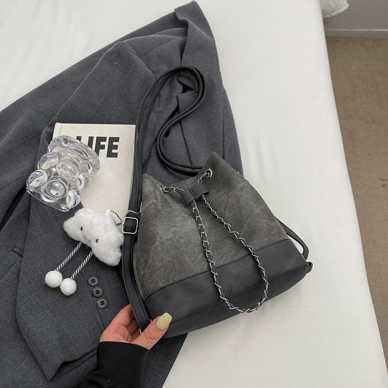 

Нишевый дизайн, иностранный стиль, осенняя женская красота, персонализированная сумка-ведро для женщин 2024 года, новая модная сумка-мессенджер через плечо Tide Without pendant