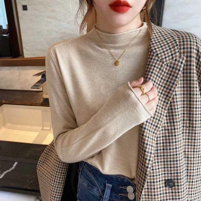 Für Schüler im Herbst und Winter kann das Tragen eines Strickpullovers als Innenschicht sie schlanker aussehen lassen.