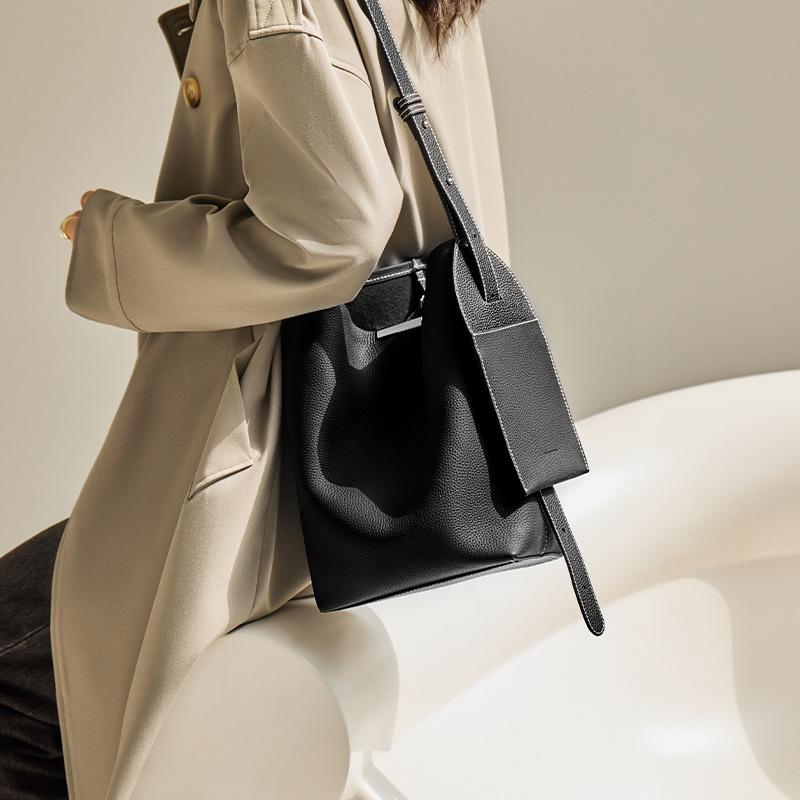Autumn Winter New Bucket Bag 2025 Fashion Top Layer Genuine Leather Bag Niche Design Large Capacity Crossbody Bag Commuter Bag