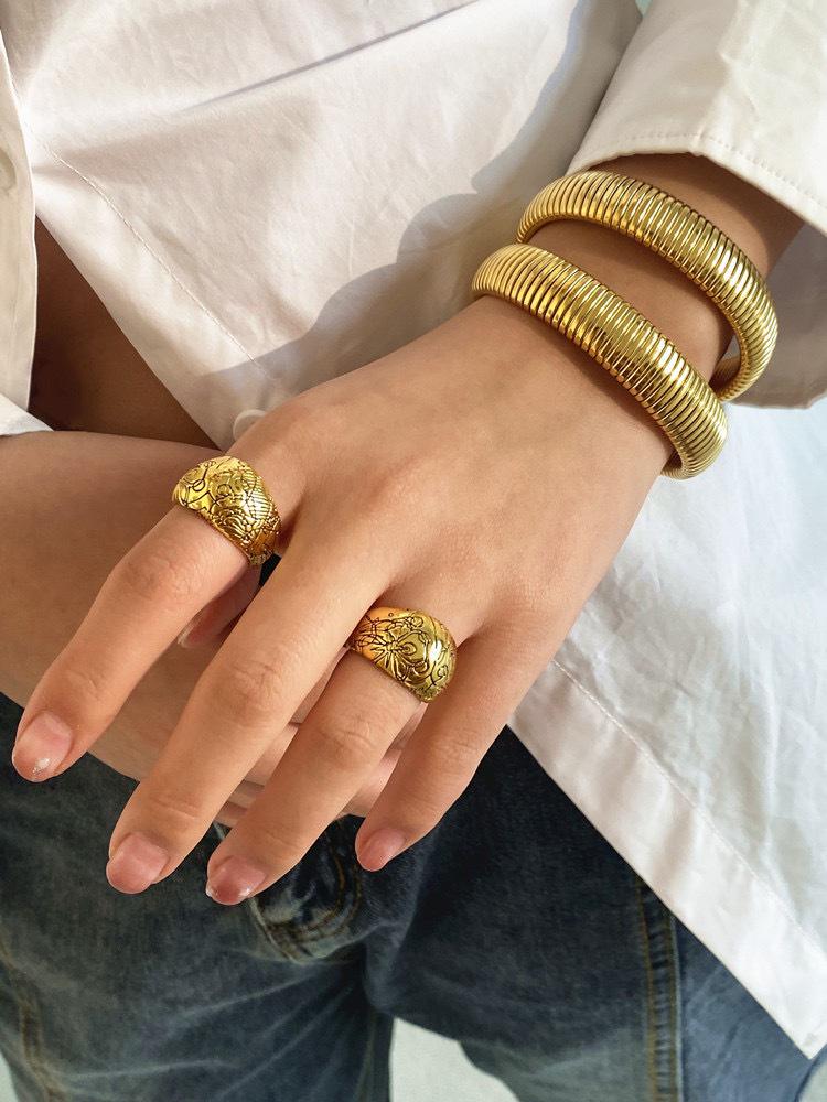 

Преувеличенное винтажное кольцо из черного металла от французского нишевого дизайнера US Size 8