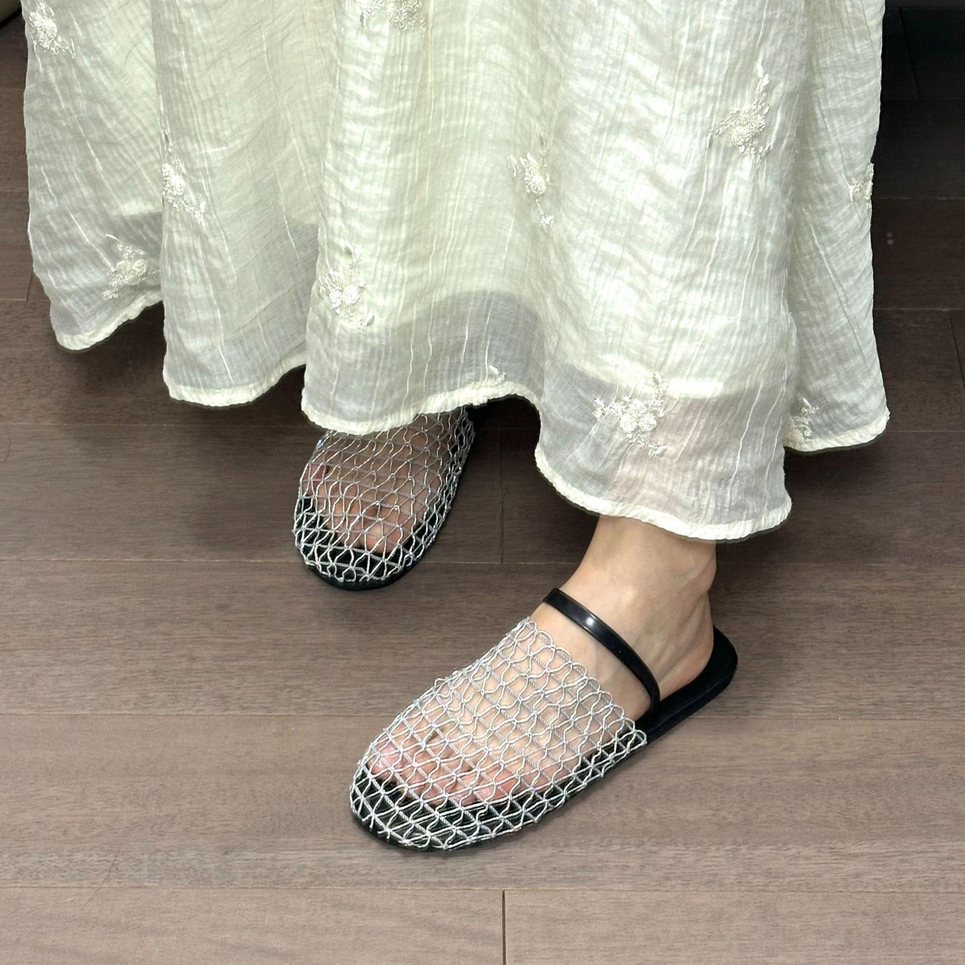 

Нишевые плетеные сетчатые полушлепанцы с открытым носком 2025 лето новая женская обувь на плоской подошве уличные прохладные шлепанцы 40 серебряный