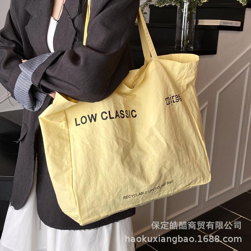 

Холщовая сумка женская 2025 новая летняя универсальная простая на плечо большая вместимость для отдыха студентка на занятия сумка-тоут красный