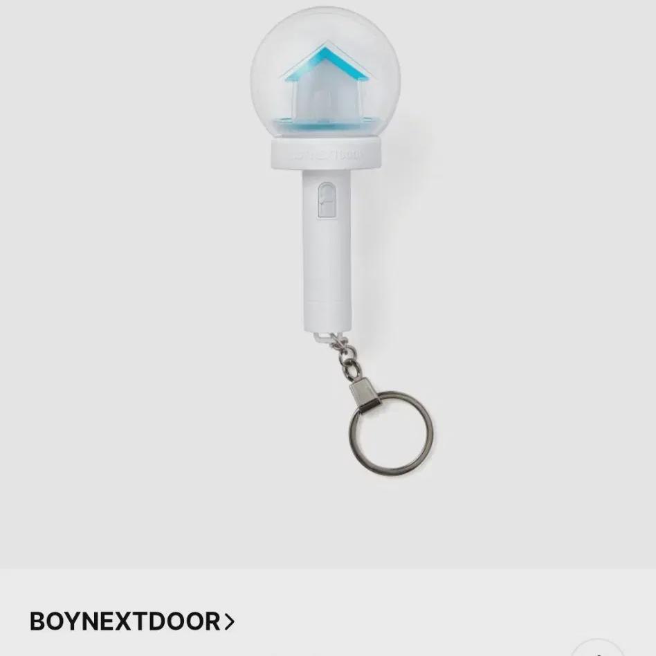 

Boynextdoor Boynextdoor Sells Mini Lightstick Keyrings