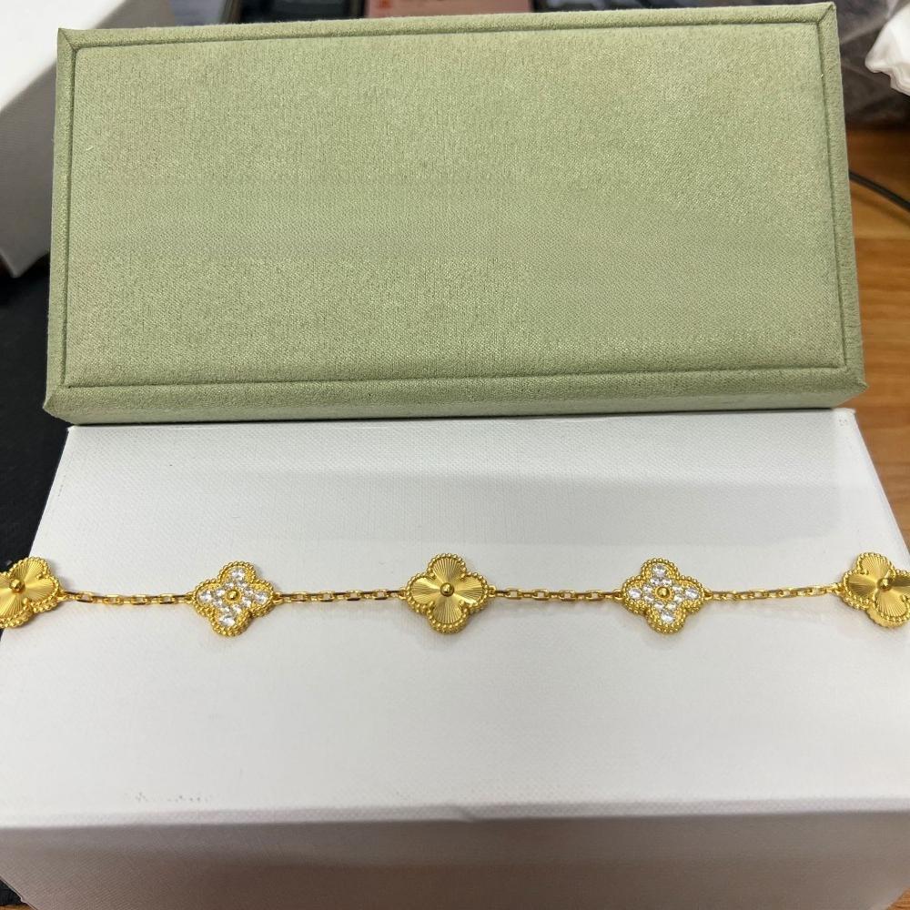 Vierblättriges Klee- und Fünfblüten-Armband mit rotem Achaten - Ein Geschenk für deine Freundin