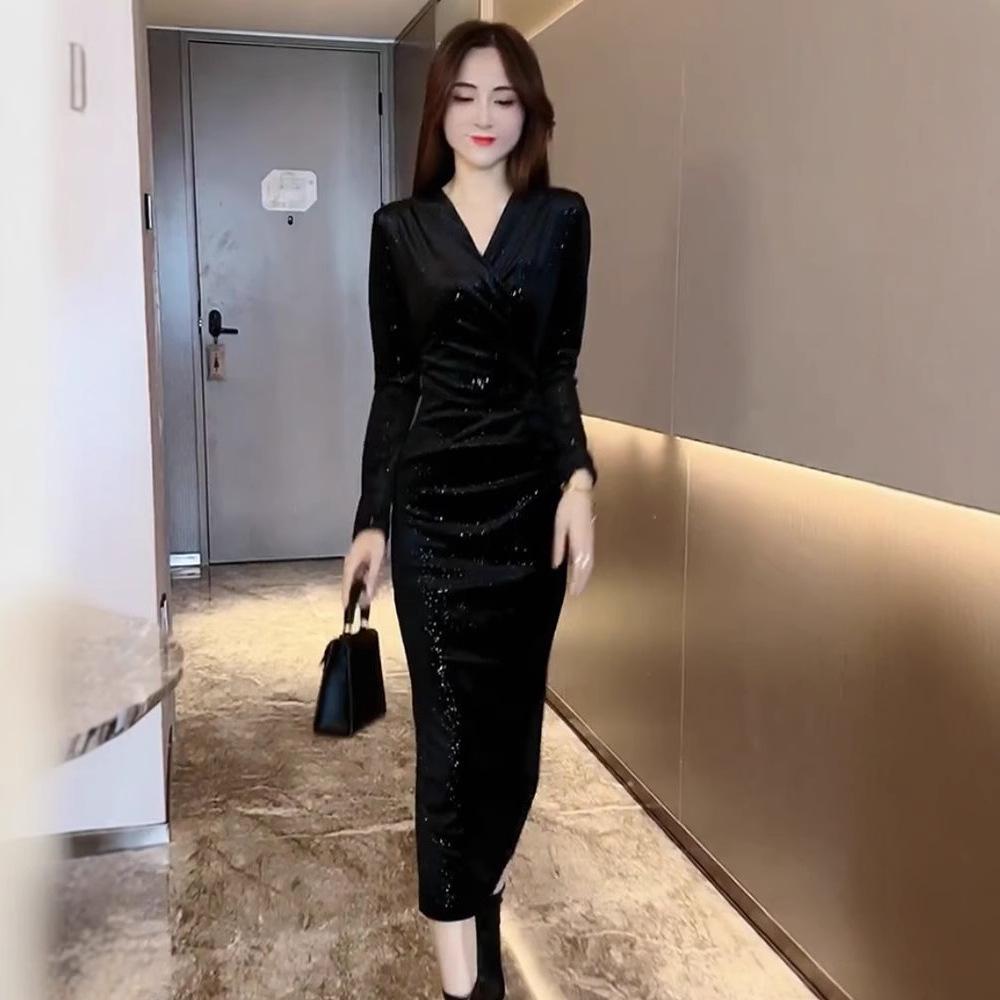 

Бархатное платье с V-образным вырезом, приталенного силуэта - Коллекция Весна/Осень 2025 Large чёрный