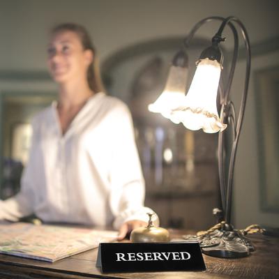 2Pcs Acrílico Reservado Sinal Reutilizável Reservado Sinal Restaurante Mesa Reservada Sinal V forma mesa reservada