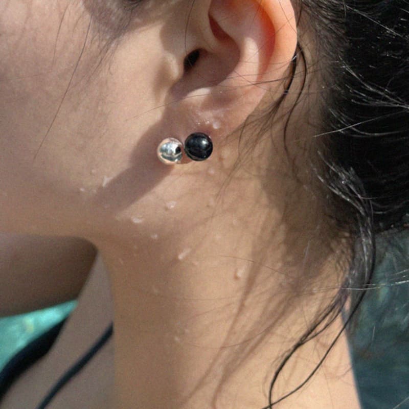 APIOH ONIX BALL EARRING
