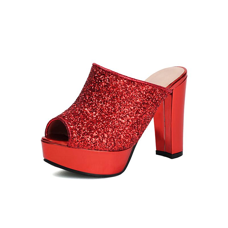 Glitzernde Hausschuhe in Übergröße mit extra hohem Absatz und dickem Plateau, funkelnd und elegant