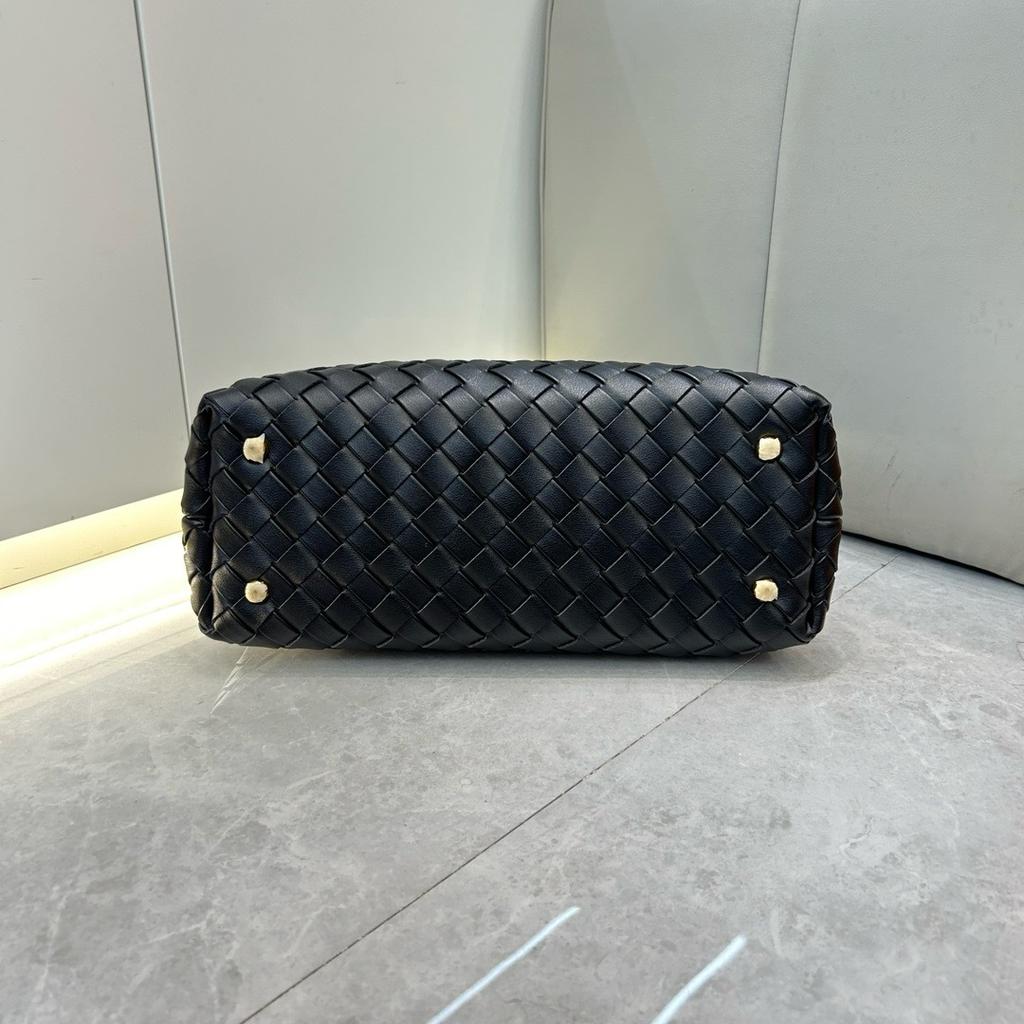 2026 leather cross-border new cloud bag woven portable shoulder crossbody magnetic bowling Boston bag women