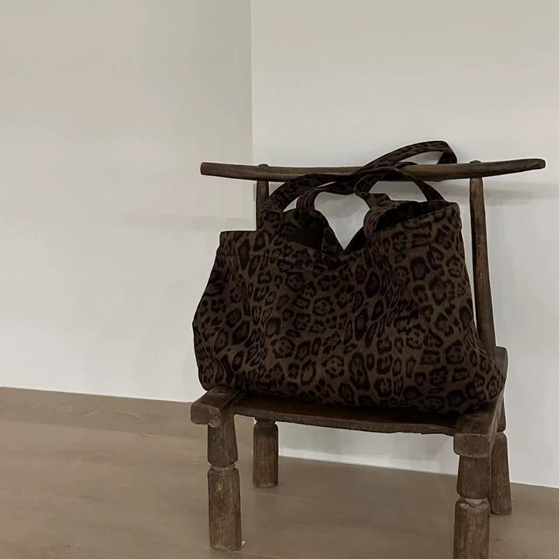 Yogodlns Retro Leopard Print Niche Commuter Large Capacity Shoulder Bag Totes Autumn and Winter New Travel Underarm Bag
