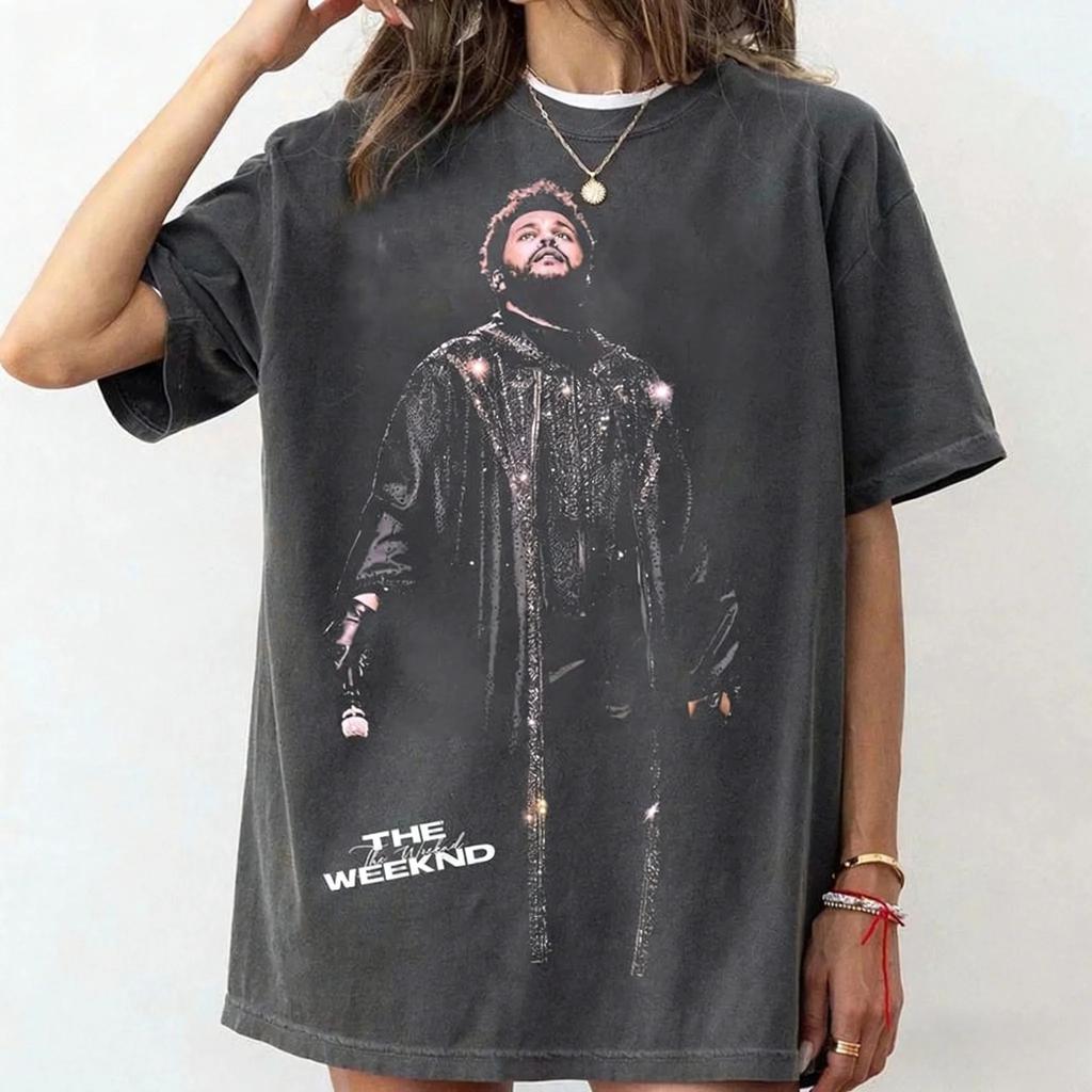 Schwarzes Oversized-Baumwoll-T-Shirt mit Retro-Porträt von The Weeknd und „Dawn FM“-Logo für treue Fans des R&B-Stars