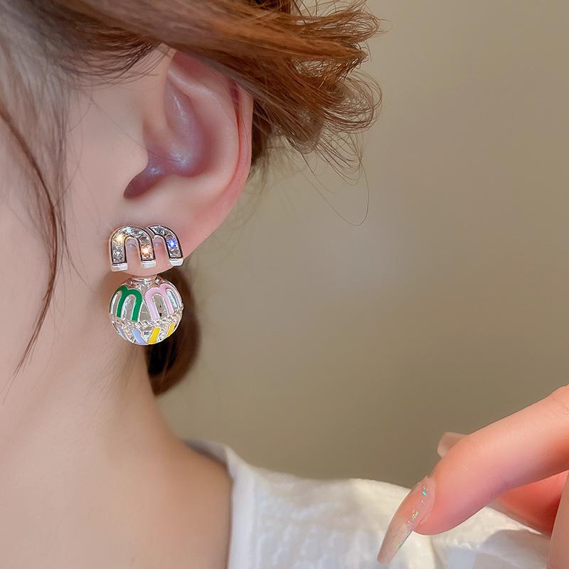 Cercei Stud cu Ac Argintiu cu Litera Zircon M - Lux Ușor, Stil Atemporal