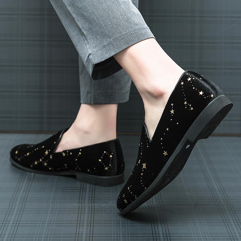 Trend Neue Herren Schwarze Spitz Wildleder Lackleder Freizeitschuhe Männliche Slipper Hochzeitskleid Homecoming Schuhe Zapatos Hombre