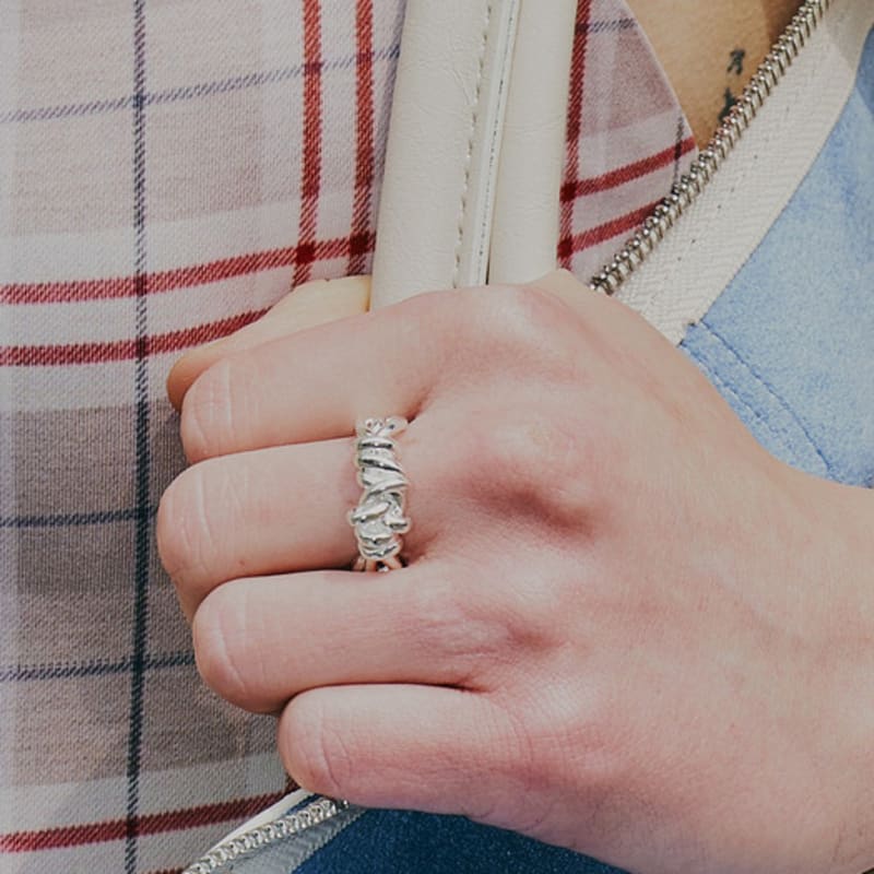 Denu Twist Band Ring