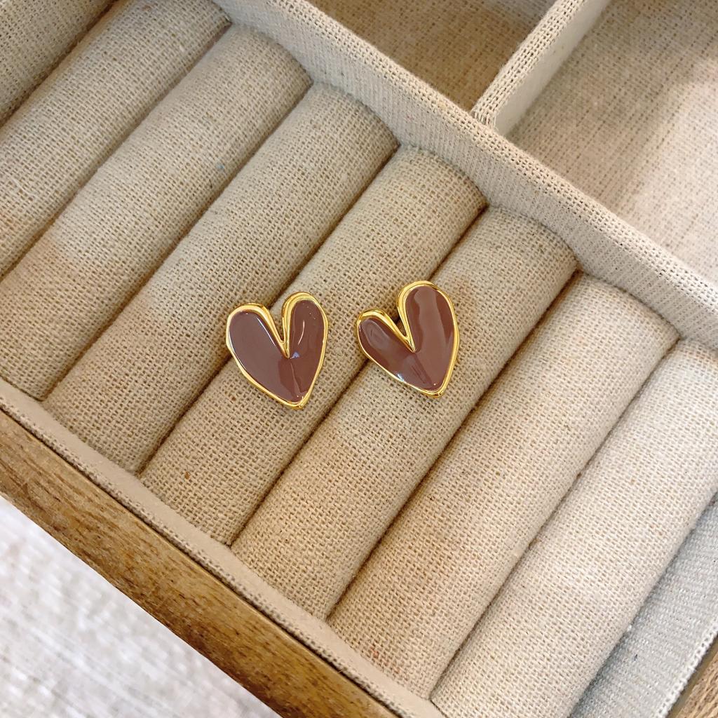 Beige Dripping Love Stud Earrings Women'S Design Sense High-End Earrings Retro Temperament Earrings