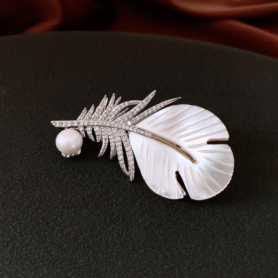 Średniowieczna Vintage Broszka z Kontrastującą Pszczołą Inkrustowana Diamentami Retro Lekki Luksus High-endowa Korsaż Wykwintne Wszechstronne Dodatki Kobiety