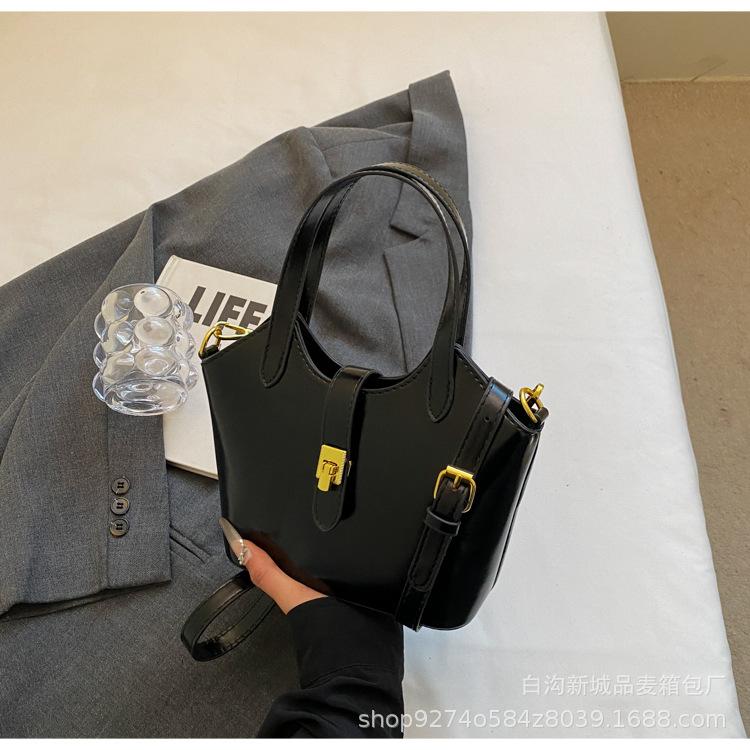

High-quality retro small bag women s 2025 new niche design versatile shoulder bag super fire portable bucket bag