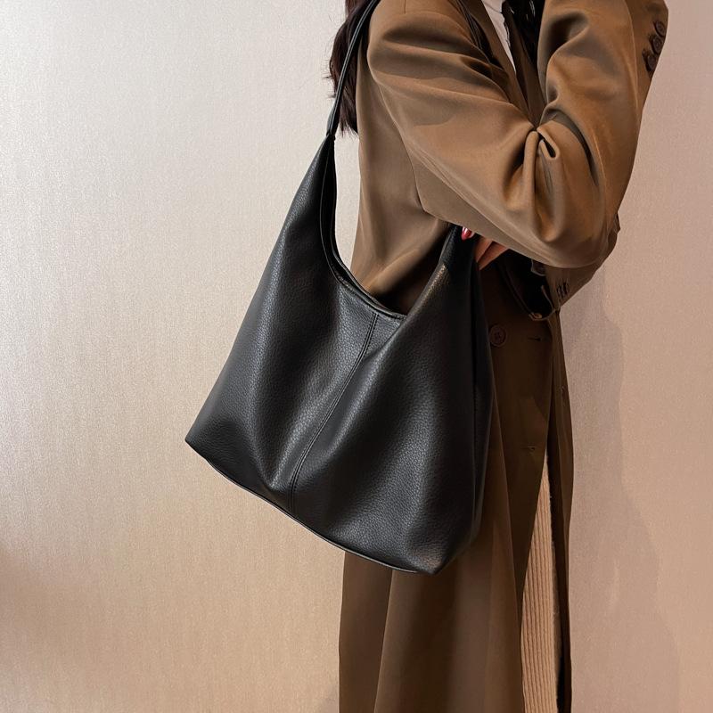 

Large capacity bag women s versatile 2025 new fashion shoulder crossbody bucket bag women s commuter tote bag 35*11*24 чёрный