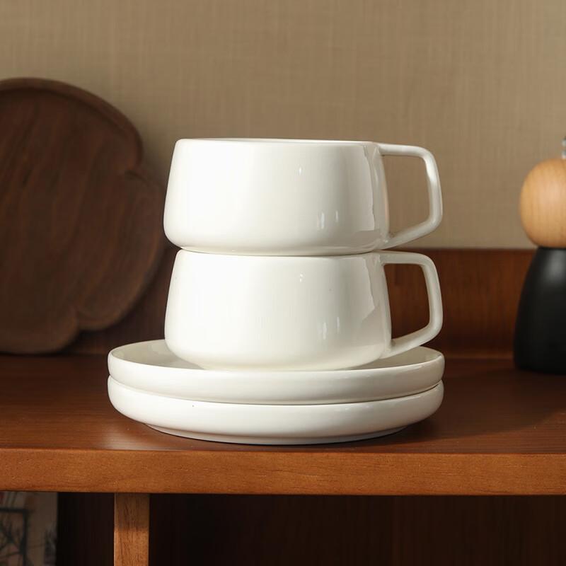 Set Simplu Cană de Cafea și Farfurioară din Ceramică Albă