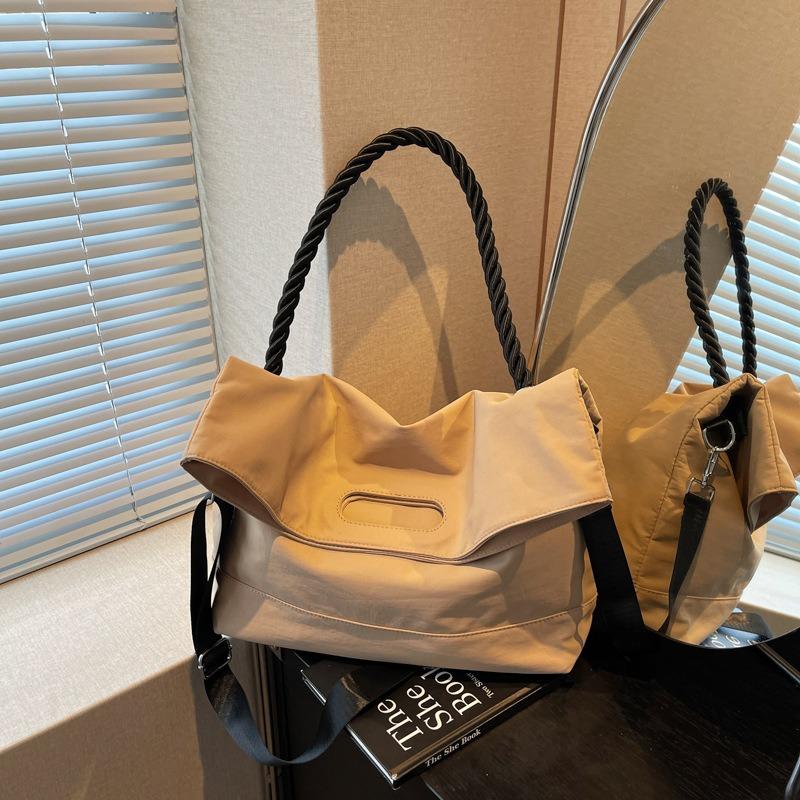 Casual big bag women's new popular lightweight shoulder bag large capacity messenger bag class commuter bag