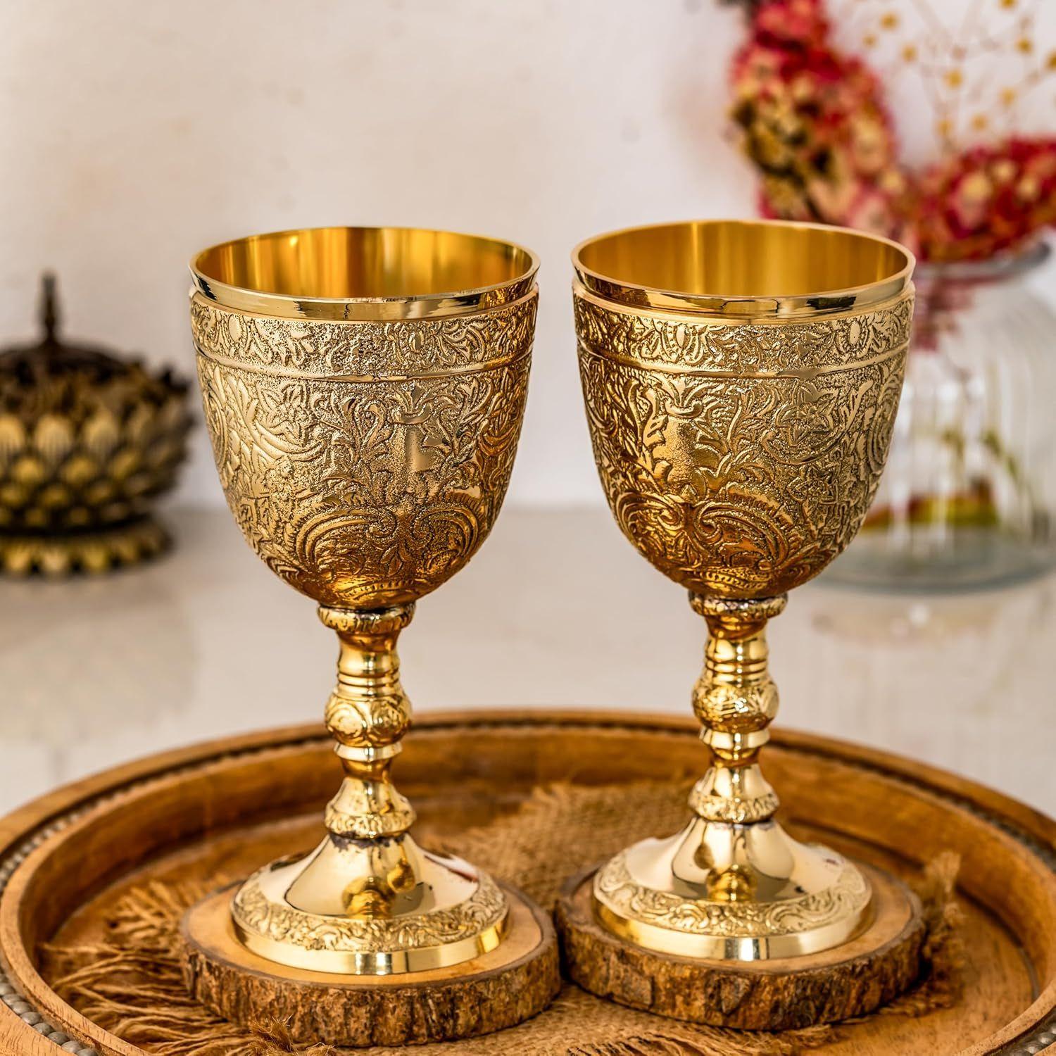 

Латунные винные кубки | для подачи шампанского, красного вина или других напитков | Тисненый дизайн Набор из 2 штук с бархатной подарочной коробкой