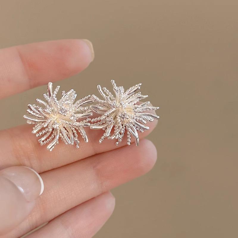 

Осень Зима Одуванчики Пусеты Женские Легкая Роскошь Старший Вкус Ретро Темперамент Нишевые Уникальные Циркониевые Серьги