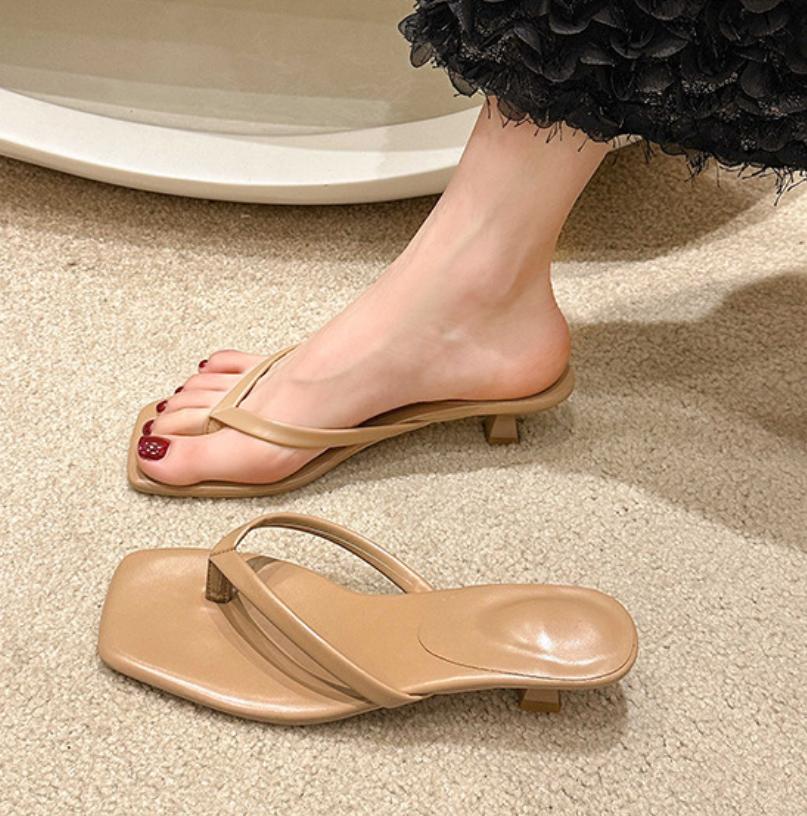 Verão Couro Macio Bico Quadrado Gato com Chinelos Moda Feminina Cinto Fino Salto Fino Solado Macio Chinelos chanclas mujer chinelo