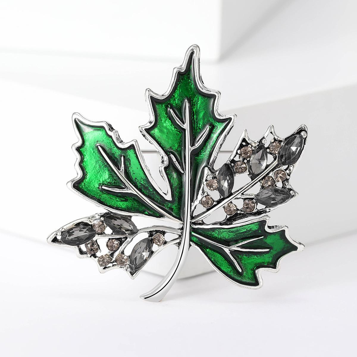 

Япония и Южная Корея Простая и изысканная брошь в виде кленового листа с бриллиантами Модные трендовые аксессуары для одежды Булавка из сплава Растительный лист Корсаж