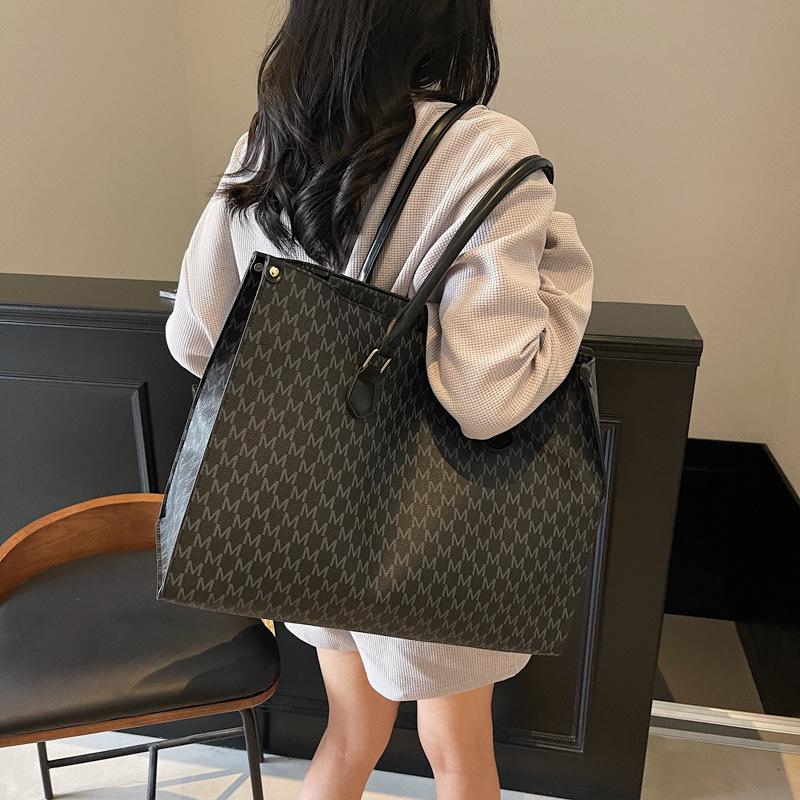 Niche Design Texture Small Bag Women's New Fashion Versatile Shoulder Bag Crossbody Simple Tote Bag