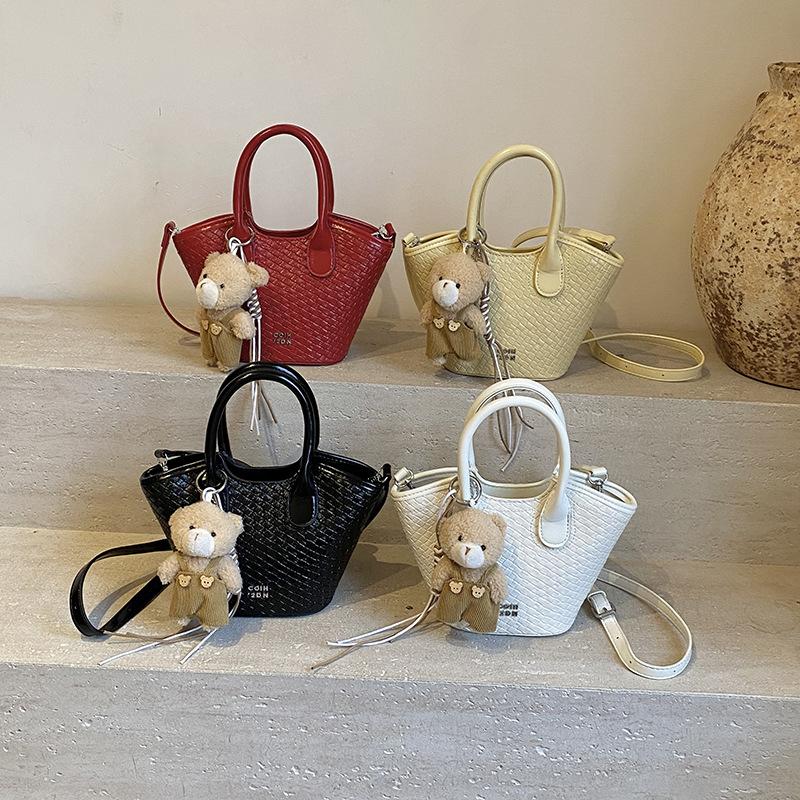 2025 New Summer Bucket Bag Women's Versatile Niche Design Shoulder Messenger Bag This Year Popular Woven Handbag