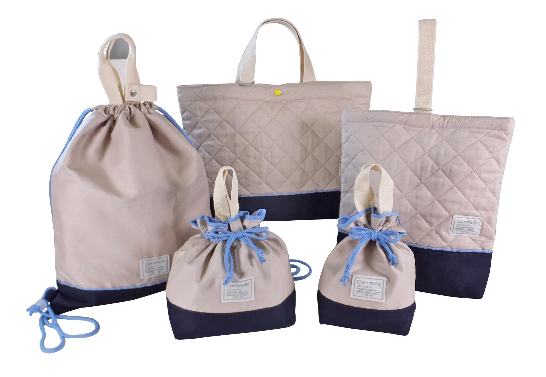 

Набор для первого дня в детском саду для мальчиков и включает: уроки, комнатную обувь, спортивную одежду, обувь, шнурок, большой шнурок, маленький шнурок, ланч бежевый