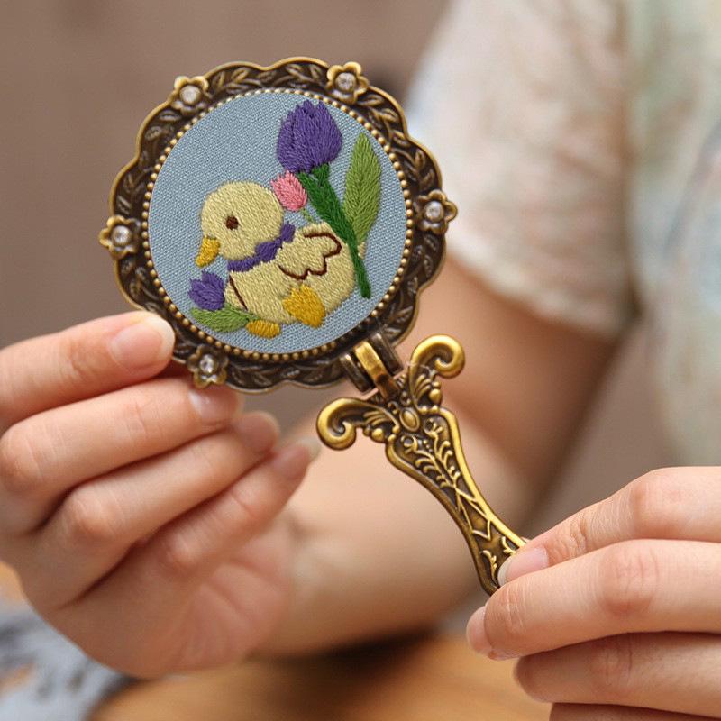 DIY Retro Výšivkový Skládací Kosmetický Zrcátko Kit: Roztomilý starobylý styl vhodný pro začátečníky