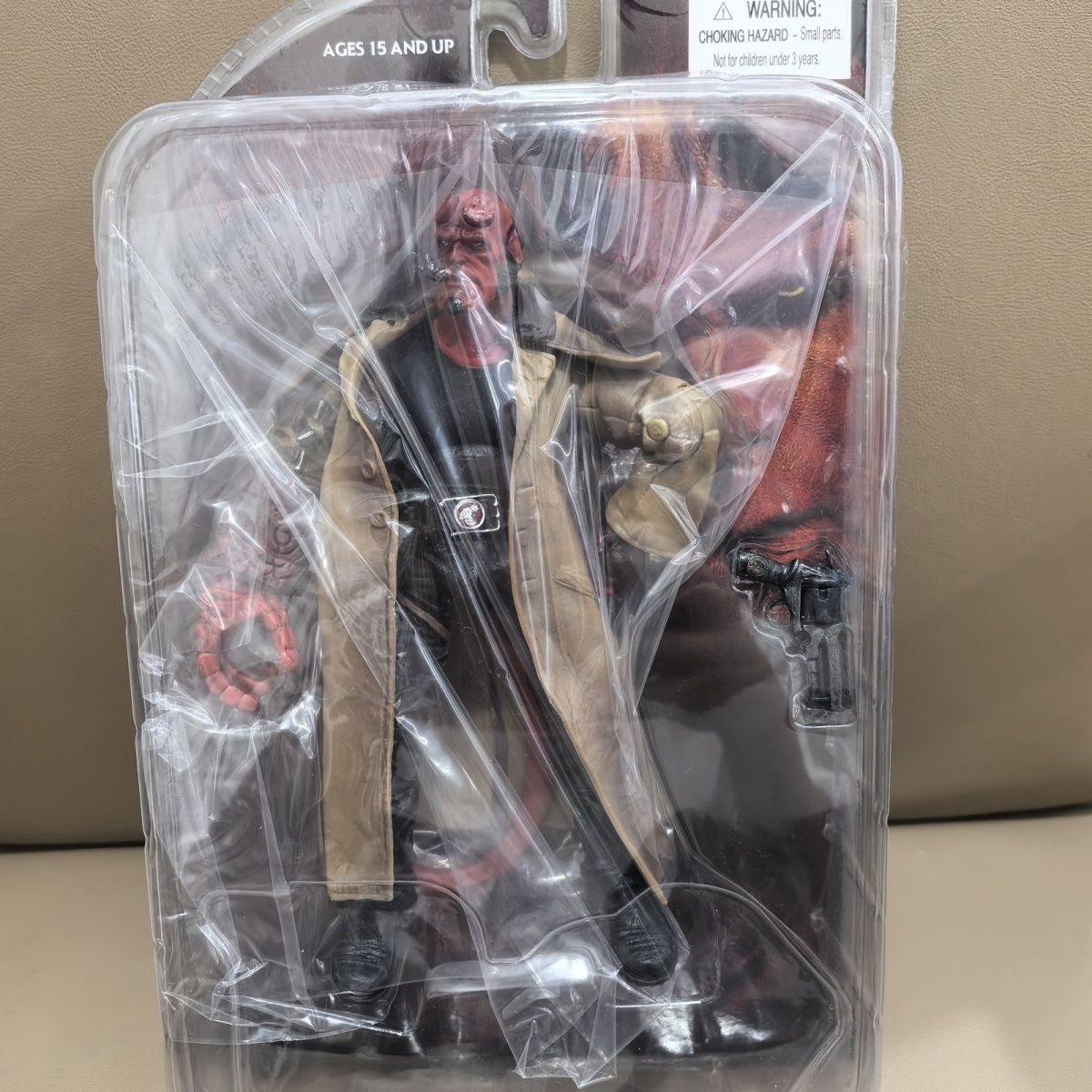 Mezco Studio Hellboy 7 Inches Figurine Anime Trenchcoat Variant Hellboy Samaritan Pvc Hellboy Figurine Model Plaything Doll Collect Gift