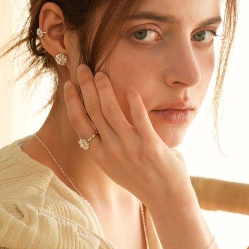 BELLOOGGI Daisy pearl freshwater pearl ear cuff