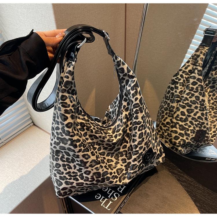 

Сумка с леопардовым принтом, женская, большой емкости, новинка 2024 года, осень-зима, универсальная, повседневная, сумка-мессенджер через плечо, рабочая сумка-пельмень бежевый