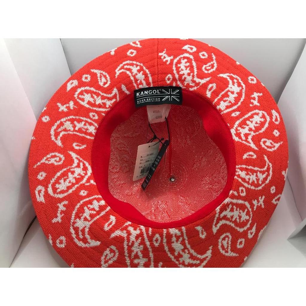 Used KANGOL bandana pattern bowler hat that can be recommended both functionally and aesthetically.